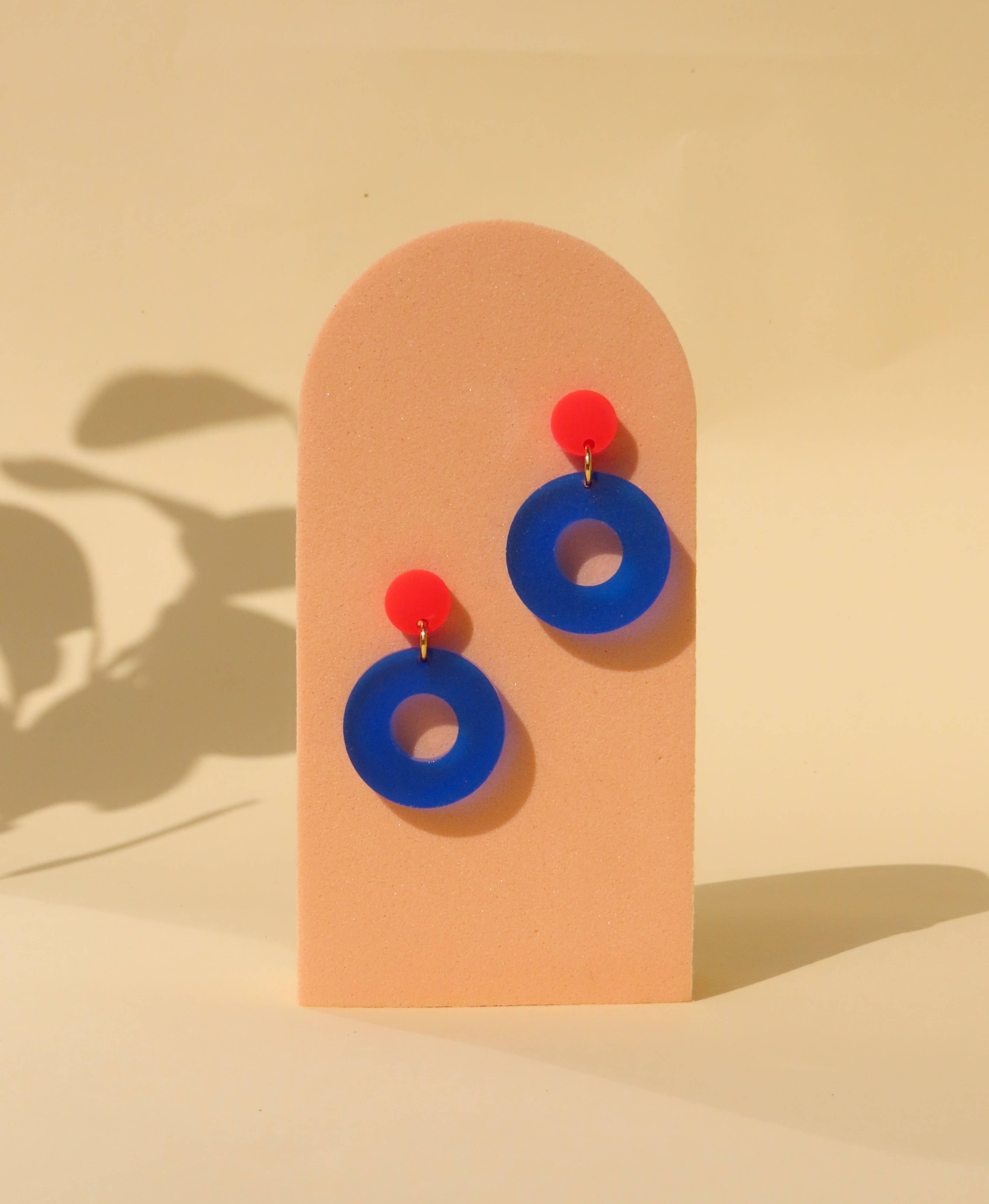 Colorblock Circle Ohrstecker in feuerrot tintenblau