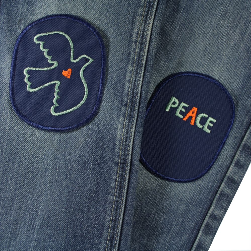 KnieFlicken dunkelblau Friedenstaube und Peace in Neon 2 Bügelflicken aus Bio Baumwolle