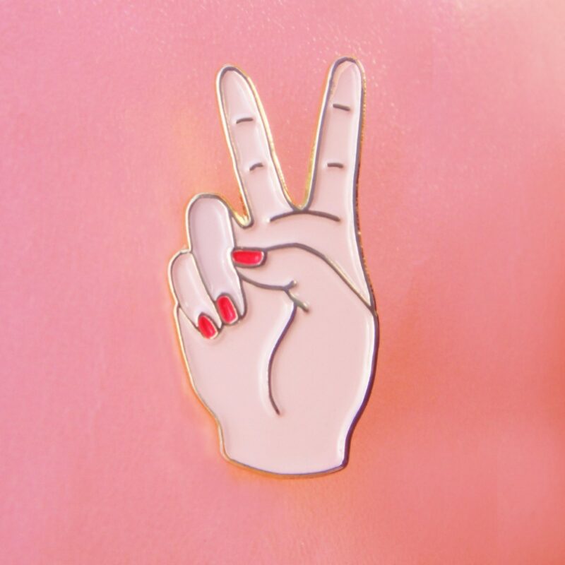 Coucou Suzette Anstecker 'Peace Out White'