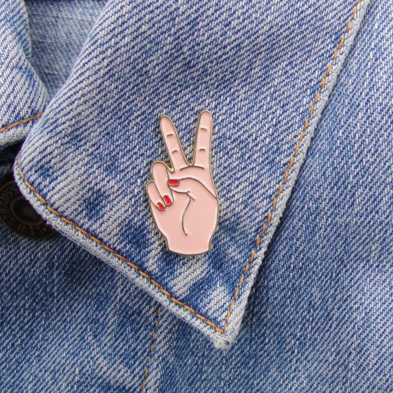 Coucou Suzette Anstecker 'Peace Out White'