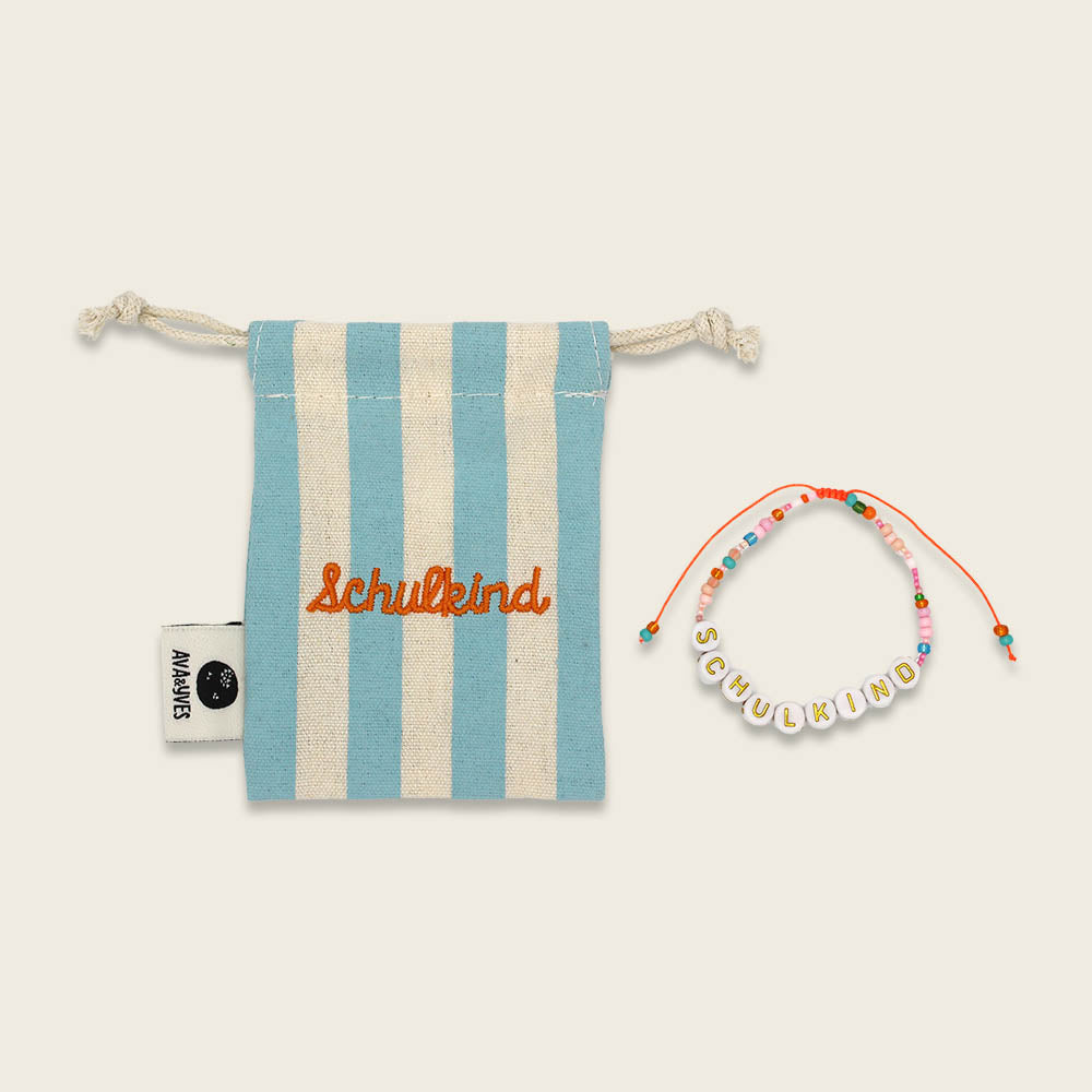 Perlenarmband Schulkind in orange/rosa und goldenen Buchstaben mit Säckchen in hellblau/weiss