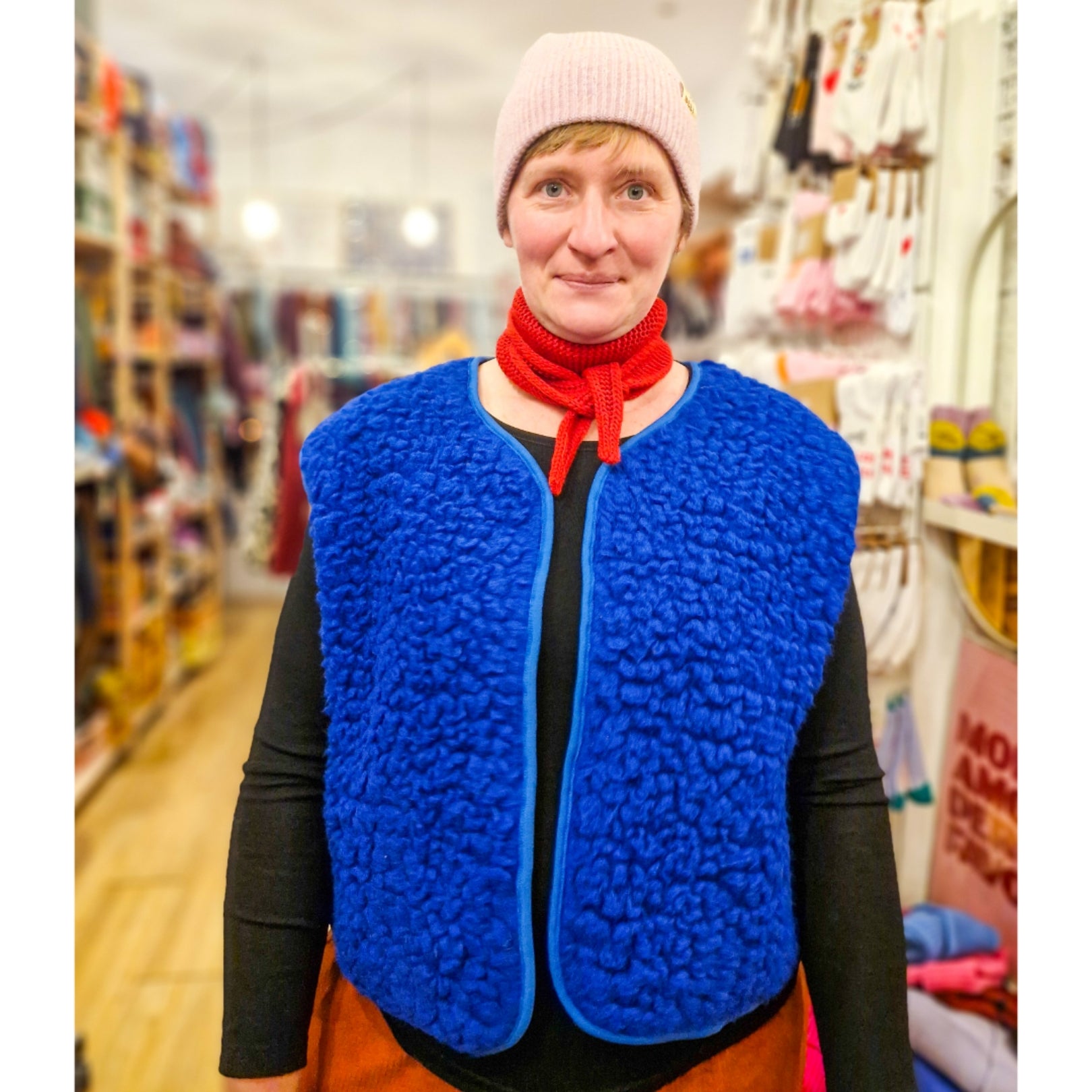 studio du. Weste Limited Edition special knallblau Wolle